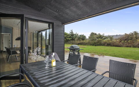 Tatania - 800M from the Sea: Chalet, Jardin, Siding, Batiments Jardin, Ombre, Cour, Arrière-Cour, Pelouse, Ferme, Aménagement Paysager