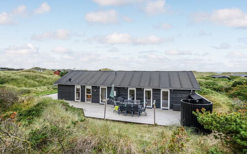 Marthine - 200M from the Sea: Maison, Domicile, Porte, Toit, Chalet, Biens, Jardin, Ombre, Siding, Cour