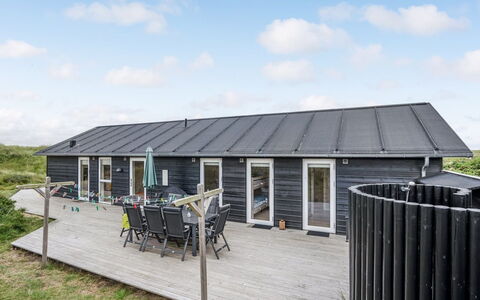 Marthine - 200M from the Sea: Maison, Domicile, Porte, Toit, Chalet, Biens, Jardin, Ombre, Siding, Cour