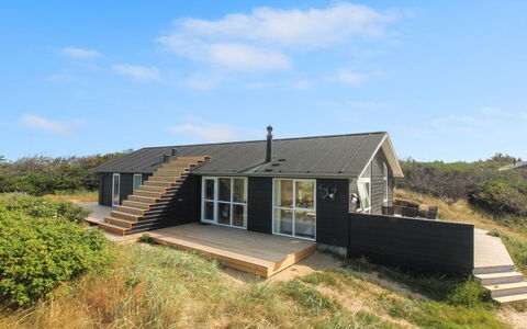 Marthine - 200M from the Sea: Maison, Domicile, Porte, Toit, Chalet, Biens, Jardin, Ombre, Siding, Cour