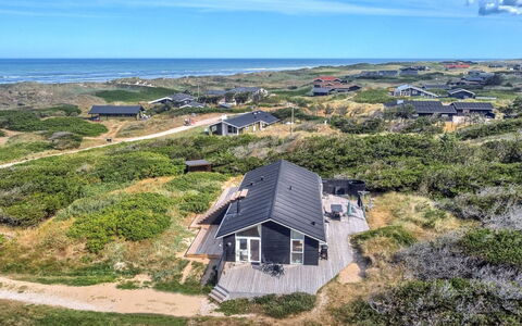 Marthine - 200M from the Sea: Maison, Domicile, Porte, Toit, Chalet, Biens, Jardin, Ombre, Siding, Cour