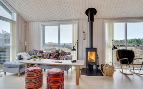 Marthine - 200M from the Sea: Maison, Domicile, Porte, Toit, Chalet, Biens, Jardin, Ombre, Siding, Cour
