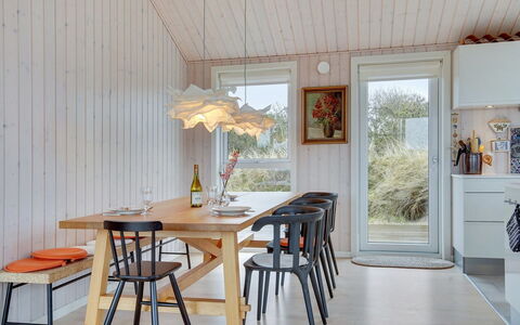 Marthine - 200M from the Sea: Maison, Domicile, Porte, Toit, Chalet, Biens, Jardin, Ombre, Siding, Cour