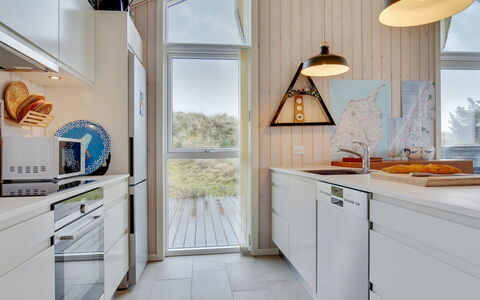 Marthine - 200M from the Sea: Maison, Domicile, Porte, Toit, Chalet, Biens, Jardin, Ombre, Siding, Cour