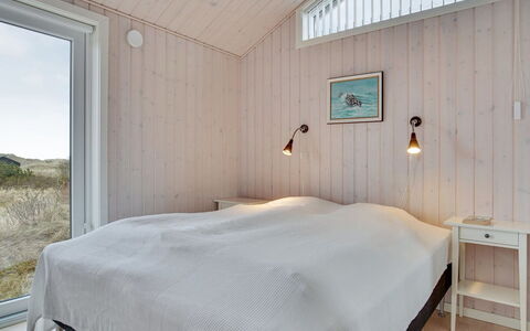 Marthine - 200M from the Sea: Maison, Domicile, Porte, Toit, Chalet, Biens, Jardin, Ombre, Siding, Cour