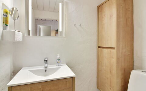 Ulpu - 500M from the Sea: Toit, Chalet, Domicile, Ombre, Siding, Ferme, Porche, Structure En Plein Air, Batiments Jardin