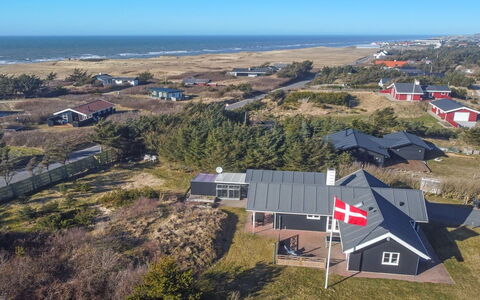 Tilda - 275M from the Sea: Toit, Domicile, Porte, Chalet, Ombre, Siding, Cour, Biens, Arrière-Cour