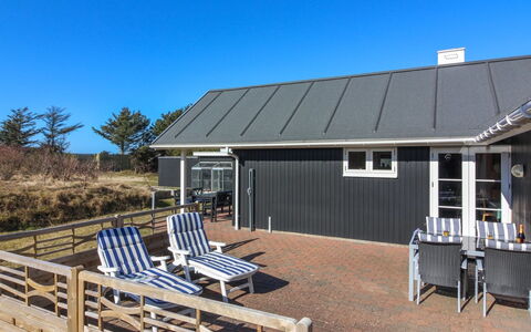 Tilda - 275M from the Sea: Toit, Domicile, Porte, Chalet, Ombre, Siding, Cour, Biens, Arrière-Cour