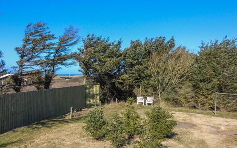 Tilda - 275M from the Sea: Toit, Domicile, Porte, Chalet, Ombre, Siding, Cour, Biens, Arrière-Cour