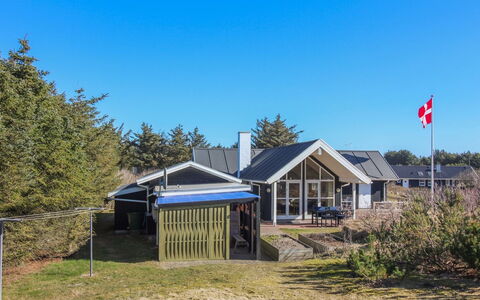 Tilda - 275M from the Sea: Toit, Domicile, Porte, Chalet, Ombre, Siding, Cour, Biens, Arrière-Cour