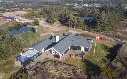 Tilda - 275M from the Sea: Toit, Domicile, Porte, Chalet, Ombre, Siding, Cour, Biens, Arrière-Cour