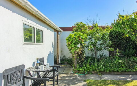 Evangelina - 350M from the Sea: Arbuste, Jardin, Ombre, Cour, Aménagement Paysager, Arrière-Cour, Passerelle, Mobilier De Jardin, Cour, Plante D'Appartement