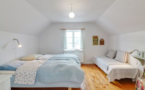 Evangelina - 350M from the Sea: Lit, Chambre, Design Intérieur, Literie, Drap De Lit, Sol, Bois, Meubles, Plafond, Sol