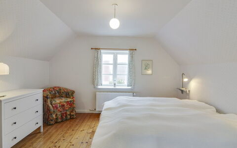 Evangelina - 350M from the Sea: Bois, Lit, Chambre, Plafond, Design Intérieur, Sol, Domicile, Sol, Literie, Drap De Lit