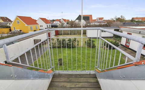 Evangelina - 350M from the Sea: Escaliers, Composite, Balustrade, Pente, Daylighting, Clôture, Balcon
