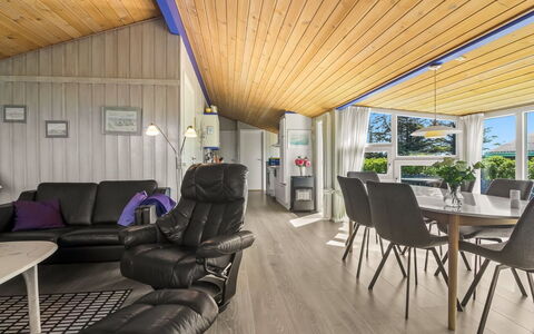 Engelbrecht - 400M from the Sea: Design Intérieur, Sol, Bois, Plafond, Sol, Meubles, Parquet, Canapé, Salon, Pièce