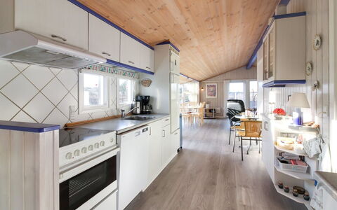 Engelbrecht - 400M from the Sea: Bois, Plafond, Design Intérieur, Meubles, Domicile, Parquet, Dur, Chaise, Cuisine, Comptoir