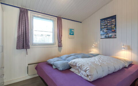 Engelbrecht - 400M from the Sea: Bois, Domicile, Chambre, Porte, Dur, Lit, Tache De Bois, Literie, Cadre De Lit