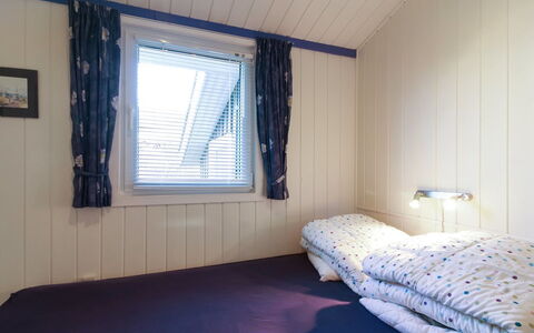 Engelbrecht - 400M from the Sea: Bois, Sol, Sol, Chambre, Lit, Rideau, Plafond, Couvre-Fenêtres, Pièce, Literie