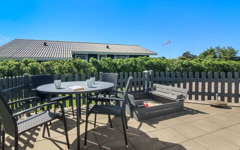 Engelbrecht - 400M from the Sea: Meubles, Arbuste, Mobilier De Jardin, Ombre, Tableau De Plein Air, Chaise, Jardin, Aménagement Paysager, Cour, Biens