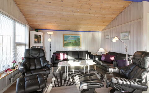 Engelbrecht - 400M from the Sea: Maison, Domicile, Porte, Toit, Chalet, Biens, Jardin, Ombre, Siding, Cour
