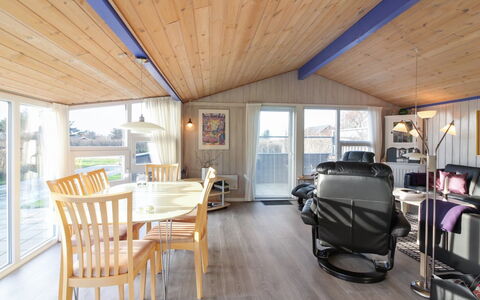 Engelbrecht - 400M from the Sea: Maison, Toit, Domicile, Chalet, Biens, Ferme, Villa, Porche, Siding