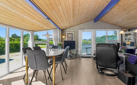 Engelbrecht - 400M from the Sea: Maison, Domicile, Porte, Toit, Chalet, Biens, Jardin, Ombre, Siding, Cour
