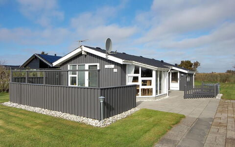 Engelbrecht - 400M from the Sea: Maison, Domicile, Porte, Toit, Chalet, Biens, Jardin, Ombre, Siding, Cour