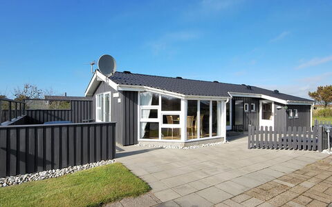 Engelbrecht - 400M from the Sea: Maison, Domicile, Porte, Toit, Chalet, Biens, Jardin, Ombre, Siding, Cour