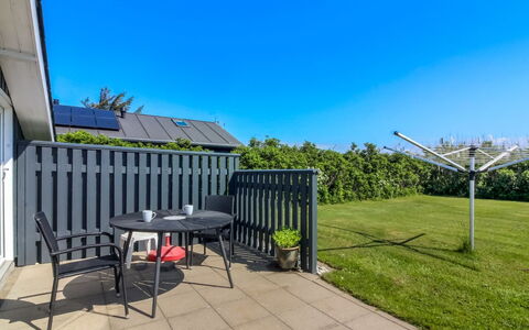 Engelbrecht - 400M from the Sea: Maison, Domicile, Porte, Toit, Chalet, Biens, Jardin, Ombre, Siding, Cour
