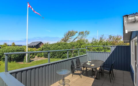 Engelbrecht - 400M from the Sea: Maison, Domicile, Porte, Toit, Chalet, Biens, Jardin, Ombre, Siding, Cour