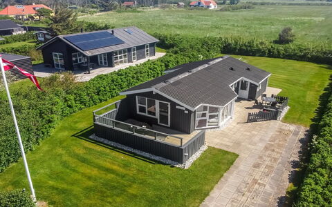 Engelbrecht - 400M from the Sea: Maison, Domicile, Porte, Toit, Chalet, Biens, Jardin, Ombre, Siding, Cour