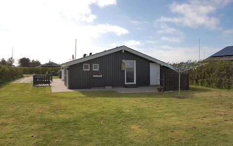 Engelbrecht - 400M from the Sea: Maison, Domicile, Porte, Toit, Chalet, Biens, Jardin, Ombre, Siding, Cour