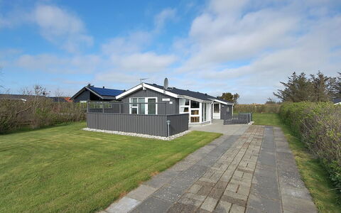 Engelbrecht - 400M from the Sea: Maison, Domicile, Porte, Toit, Chalet, Biens, Jardin, Ombre, Siding, Cour