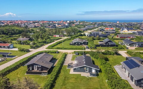 Engelbrecht - 400M from the Sea: Maison, Domicile, Porte, Toit, Chalet, Biens, Jardin, Ombre, Siding, Cour