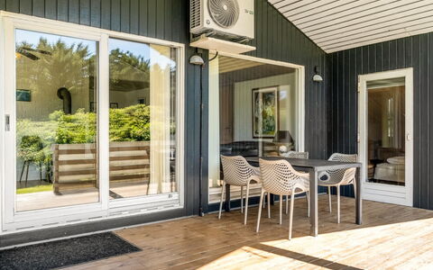 Vilhelmiina - 350M from the Sea: Maison, Domicile, Porte, Toit, Chalet, Biens, Jardin, Ombre, Siding, Cour