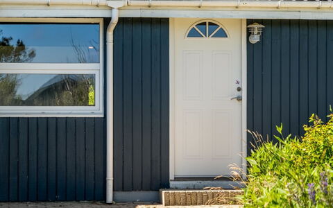 Vilhelmiina - 350M from the Sea: Maison, Domicile, Porte, Toit, Chalet, Biens, Jardin, Ombre, Siding, Cour