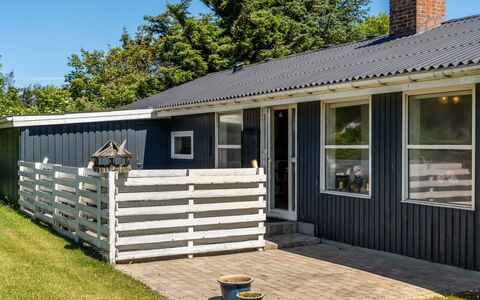 Vilhelmiina - 350M from the Sea: Maison, Domicile, Porte, Toit, Chalet, Biens, Jardin, Ombre, Siding, Cour