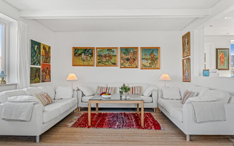 Bruse - 125M from the Sea: Canapé, Meubles, Design Intérieur, Sol, Salon, Sol, Cadre, Plafond, Domicile