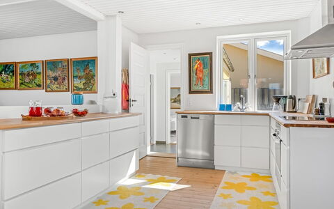 Bruse - 125M from the Sea: Sol, Cuisine, Sol, Parquet, Bois, Principaux Appliance, Appareil De Cuisine, Design Intérieur, Comptoir, Cabinetry