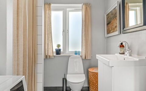 Bruse - 125M from the Sea: Mur, Siège De Toilette, Design Intérieur, Sol, Toilette, Luminaire Plomberie, Sol, Salle De Bains, Évier, Plomberie