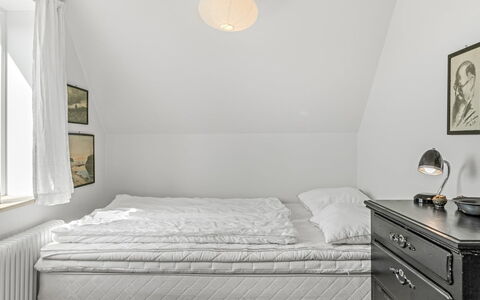 Bruse - 125M from the Sea: Chambre, Sol, Sol, Linge, Literie, Design Intérieur, Drap De Lit, Lit, Meubles, Cadre De Lit