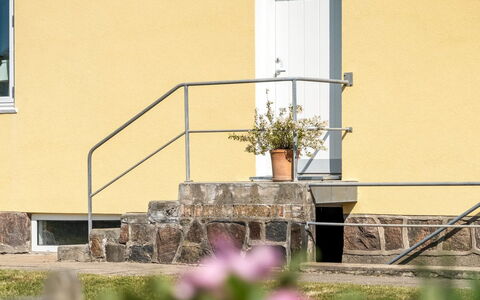 Bruse - 125M from the Sea: Escaliers, Balustrade, Composite, Balustre, Béton, Balcon, Porche, Pot De Fleur, Clôture, Plante D'Appartement