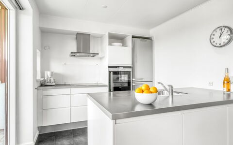 Keimo - 600M from the Sea: Cuisine, Comptoir, Design Intérieur, Sol, Cabinetry, Plafond, Sol, Appareil De Cuisine, Domicile, Evier