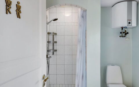 Henryette - 200M from the Sea: Salle De Bains, Luminaire Plomberie, Design Intérieur, Plomberie, Sol, Pièce, Toilette, Robinet, Serviette, Douche