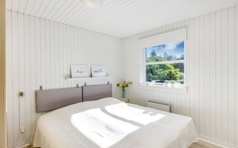 Henryette - 200M from the Sea: Bois, Plafond, Sol, Chambre, Design Intérieur, Sol, Lit, Literie, Drap De Lit, Pièce