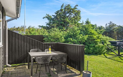 Henryette - 200M from the Sea: Bois, Arbuste, Porche, Jardin, Ombre, Dur, Plate-Forme, Mobilier De Jardin, Arrière-Cour, Chaise