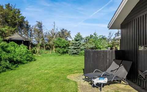 Henryette - 200M from the Sea: Herbe, Arbuste, Lot Terre, Jardin, Chalet, Domicile, Pelouse, Arrière-Cour, Cour, Aménagement Paysager