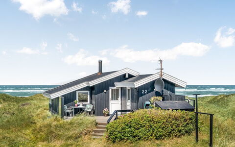 Fatiha - 100M from the Sea: Maison, Domicile, Porte, Toit, Chalet, Biens, Jardin, Ombre, Siding, Cour
