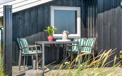 Fatiha - 100M from the Sea: Maison, Domicile, Porte, Toit, Chalet, Biens, Jardin, Ombre, Siding, Cour